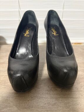 Saint Laurent Black Tribute Platform Leather Round-Toe Pumps. Size 36